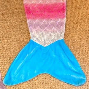 Amazing Condition Sparkling Kids Mermaid Blanket/ Fleece covering, so soft